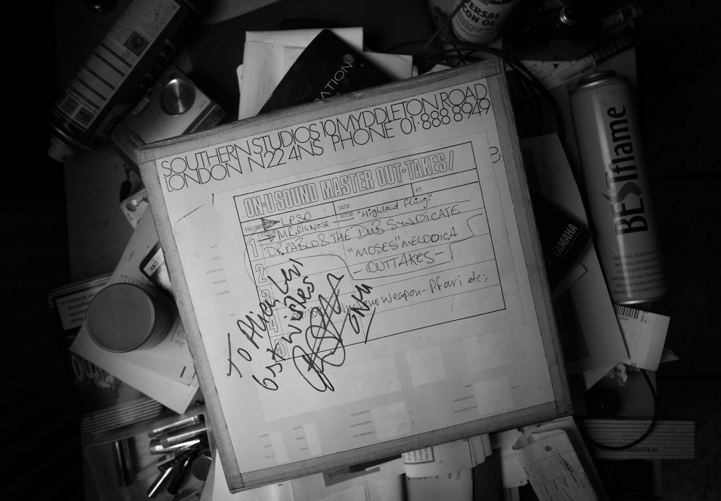 Unscheinbares Heiligtum: Ein Mastertape aus den On-U Sound Studios, mit persönlicher Widmung von Adrian Sherwood. / Foto: Klaus Hartmann